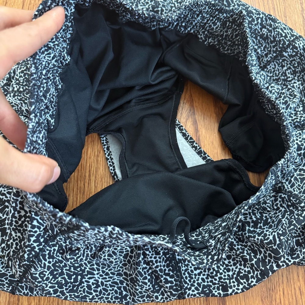 Lululemon Hotty Hot Short II 2.5" in Polar Shift Inverse Alpine White Black 10 - Picture 11 of 14